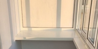 Балкон остеклен алюминиевым профилем с раздвижной системой. Установлен подоконник. Отделка стен и потолка панелями ПВХ. На полу доска «Сосна».